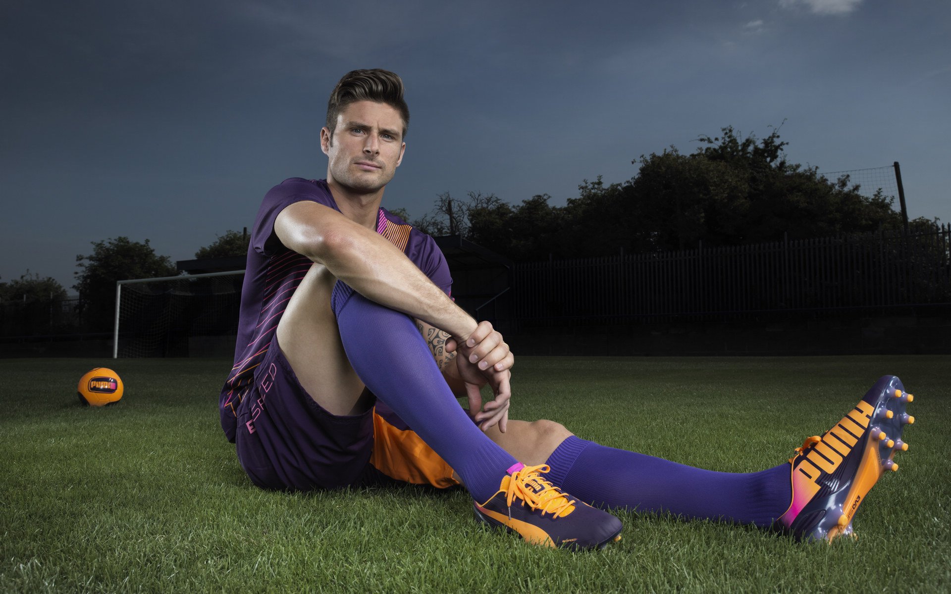 足球运动员签约公益项目，携手推动全民健身事业，足球运动员慈善